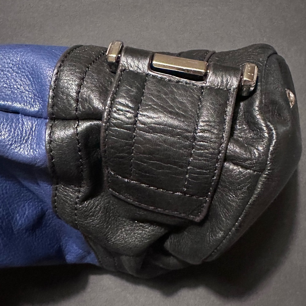 B. Makowsky bucket bag leather blue/black - Picture 9 of 13